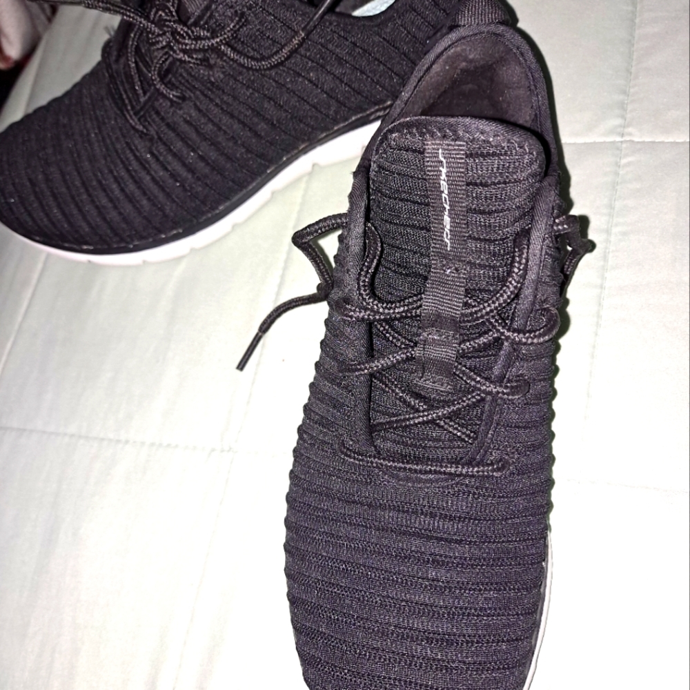 8M Skechers black tennis shoes.